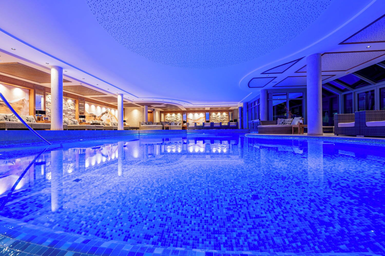 Inomhuspool, utomhuspool, parasoller och solstolar