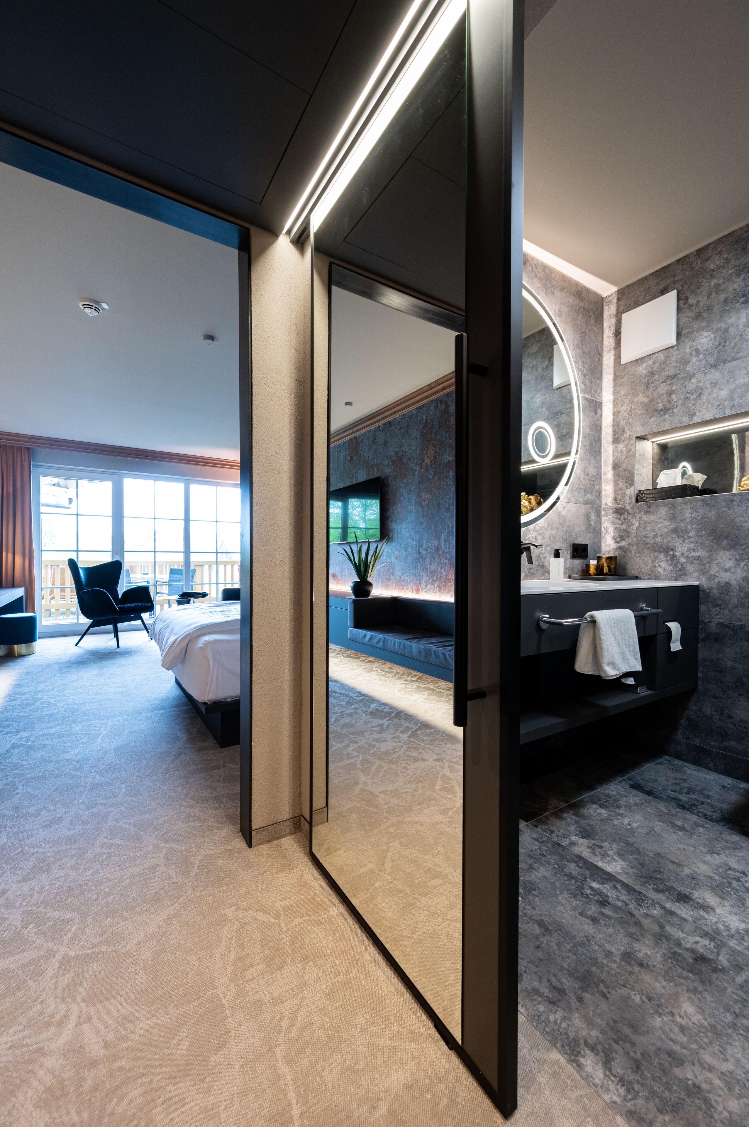 Superior room modern with balcony | Premium bedding, in-room safe, desk, laptop workspace