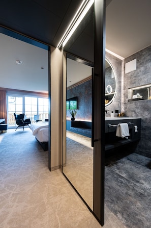 Ropa de cama de alta calidad y caja de seguridad en la habitación