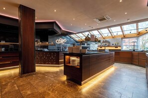 Petit déjeuner, déjeuner et dîner servis sur place, vue sur la piscine