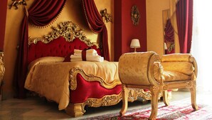 Deluxe suite, uitzicht op zee | Luxe beddengoed, een minibar, een bureau, geluiddichte muren