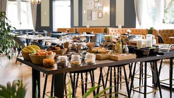 Petit déjeuner complet (9.95 GBP par personne)