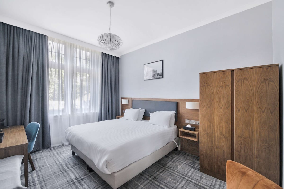 Desk, laptop workspace, iron/ironing board, free WiFi