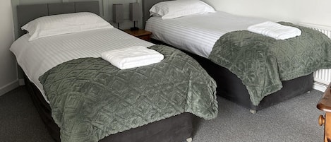Kamer, 1 twee- of 2 eenpersoonsbedden, en-suite badkamer