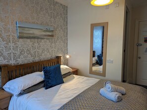 Standard Double Room, Ensuite | Free WiFi, bed sheets - The Kenton (Scarborough)