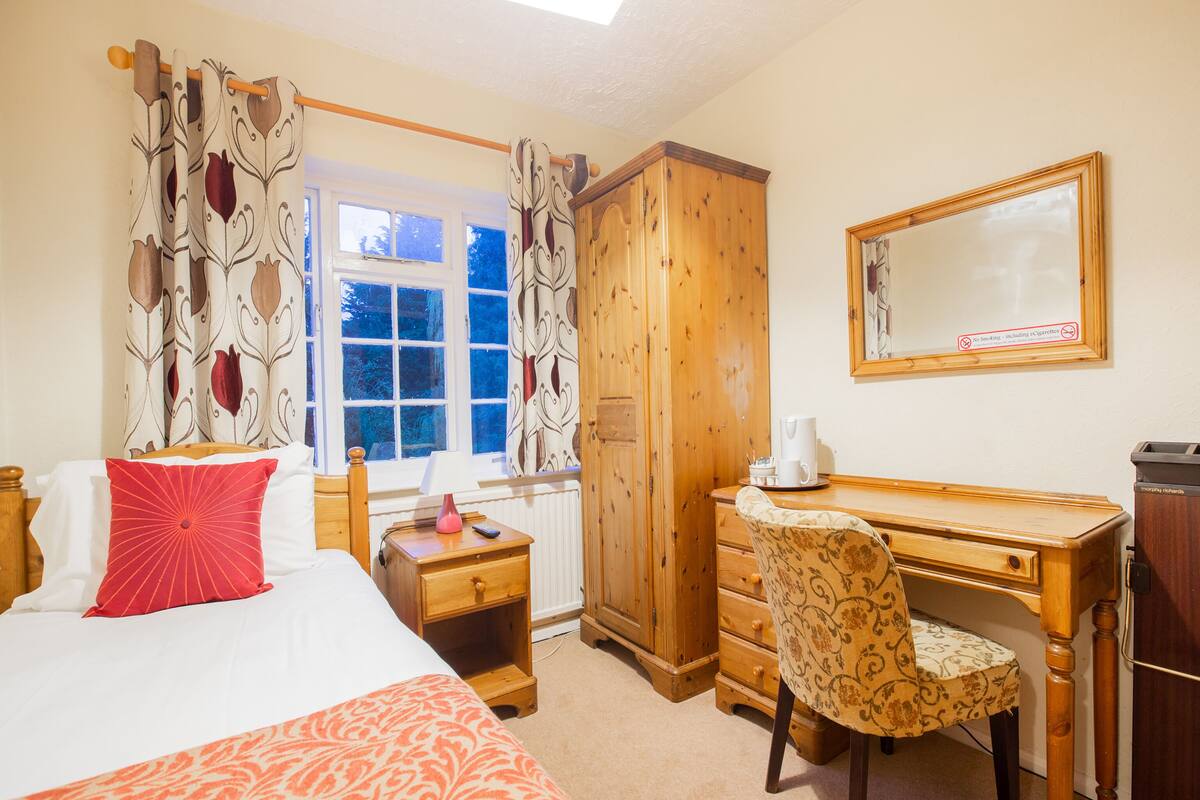 Standard Single Room, 1 Single Bed | Individually decorated, individually furnished, desk, free WiFi