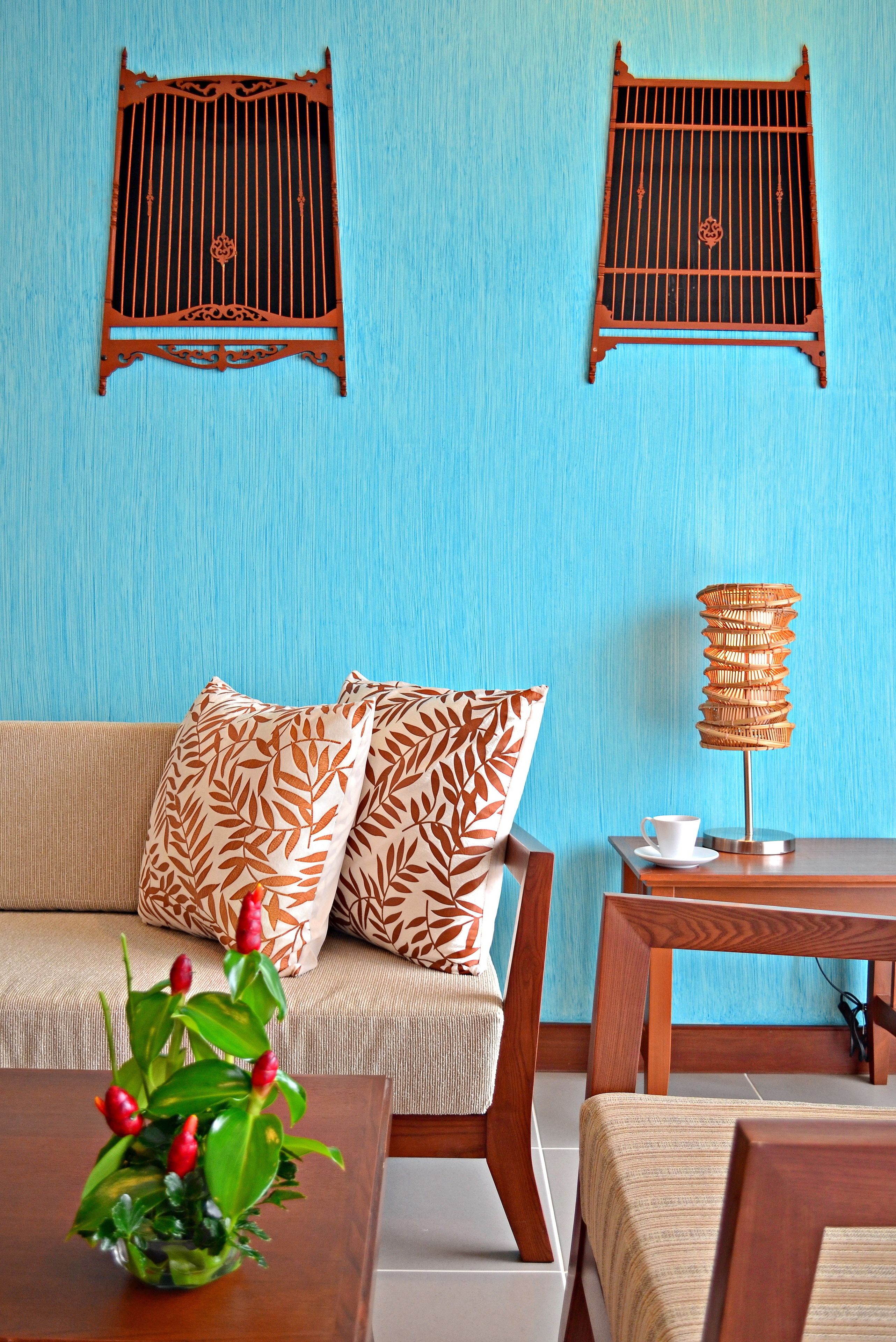 deluxe suite | living area | 32-inch lcd tv with cable channels, tv