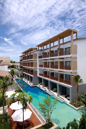 3 outdoor pools, pool umbrellas, pool loungers