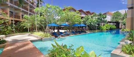 3 outdoor pools, pool umbrellas, pool loungers