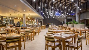 Déjeuner, dîner et souper servis sur place