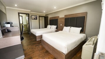 Escritorio, tabla de planchar con plancha, wifi gratis y ropa de cama