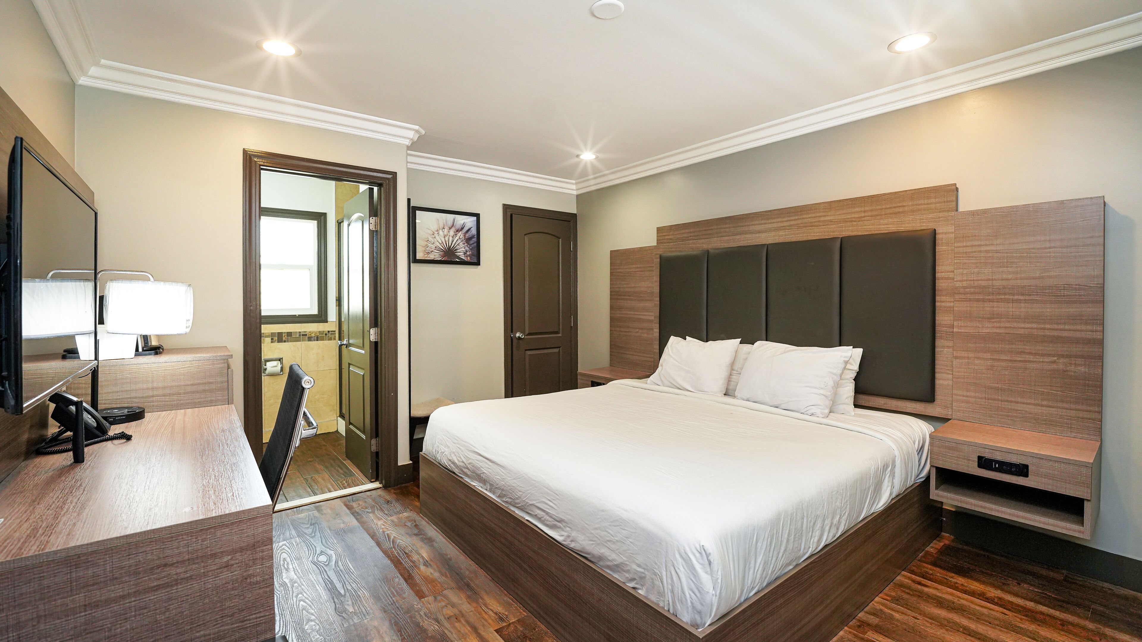 Een bureau, een strijkplank/strijkijzer, gratis wifi, beddengoed