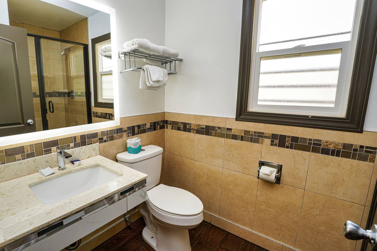 Une salle de bain équipée d’un lavabo, de toilettes et d’un espace douche.