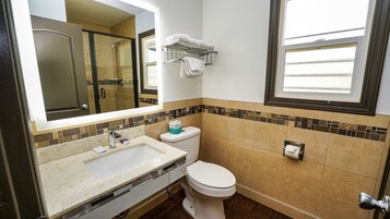 Un baño con lavabo, inodoro y zona de ducha.