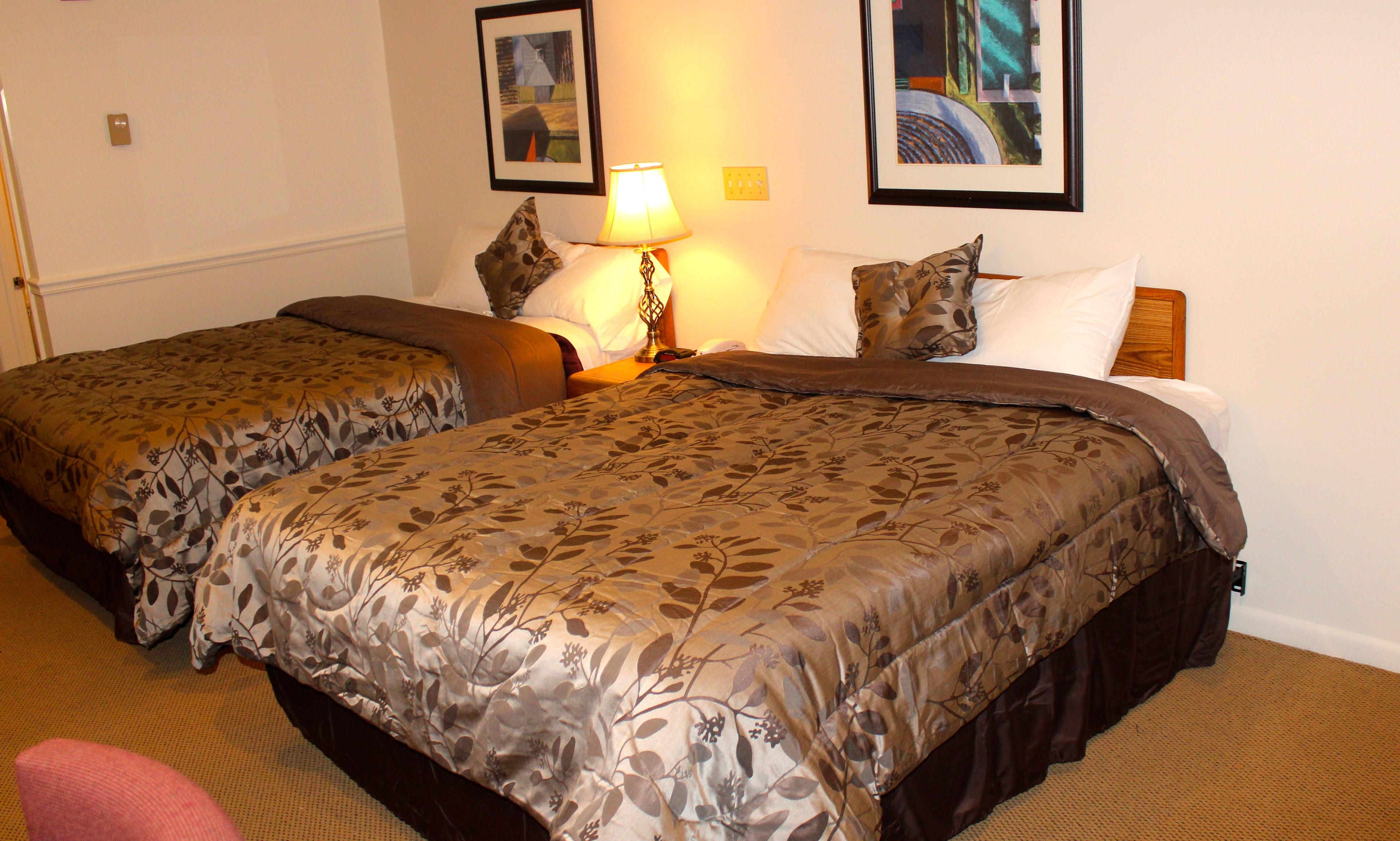 Senger med overmadrass, safe på rommet og individuelt dekorert