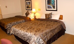 أسرّة بطبقة علوية مريحة وخزنة داخل الغرفة وبديكورات فريدة لكل غرفة