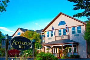 Un bâtiment à deux étages sur lequel on peut lire l’inscription « Anchorage Inn ».