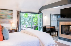 埃及棉床单、高档床上用品、羽绒被、笔记本电脑工作区