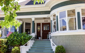 Property entrance - 1801 First Luxury Inn (Napa)