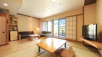 Down comforters, in-room safe, free WiFi, bed sheets