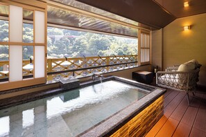 Quarto tradicional, várias camas, para não fumantes (Top Floor, Open air bath) | Banheiro | Chuveiro/banheira combinados, produtos de toalete grátis