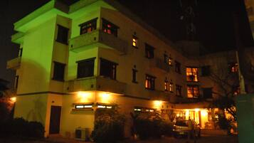 Fassade der Unterkunft – Abend/Nacht