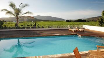 Hồ bơi ngoài trời, dù/ô trên bãi biển/hồ bơi, ghế dài tắm nắng