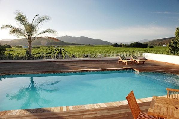 Kolam renang outdoor, dengan payung kolam renang dan kursi berjemur