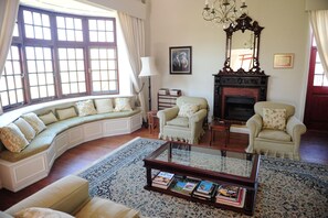 Lobby sitting area - Excelsior Manor Guesthouse (Ashton)