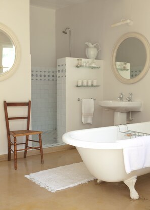 Suite (Orchid 3) | Baño | Regadera tipo lluvia y amenidades de baño de diseñador 