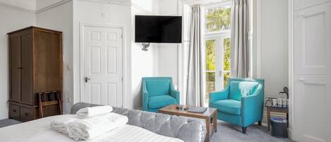 Suite, Terraza, vista al jardín | 1 habitación, ropa de cama hipoalergénica, minibar y cortinas blackout