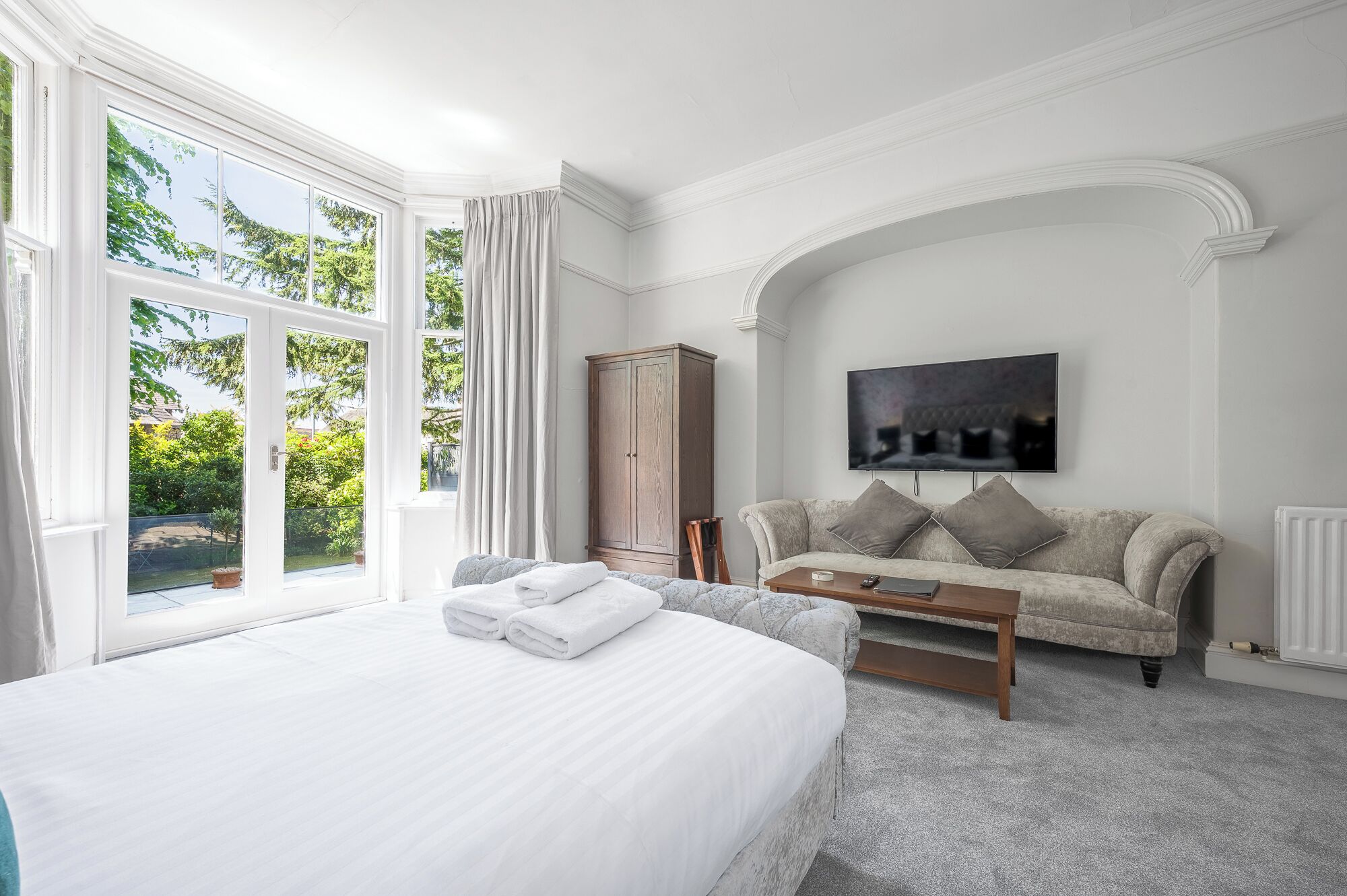 Ropa de cama hipoalergénica, minibar y cortinas blackout 