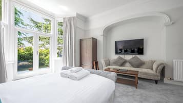 Superior Suite | 1 bedroom, hypo-allergenic bedding, minibar, blackout drapes