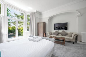 Suite, Terraza, vista al jardín | 1 habitación, ropa de cama hipoalergénica, minibar y cortinas blackout 