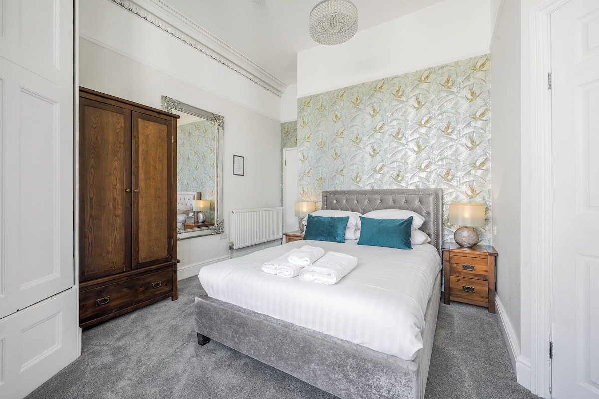 Suite, en-suite badkamer, uitzicht op tuin | 1 slaapkamer, hypoallergeen beddengoed, een minibar