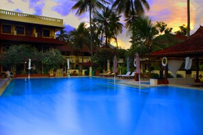 Outdoor pool, pool umbrellas - Bali Palms Resort (Manggis)