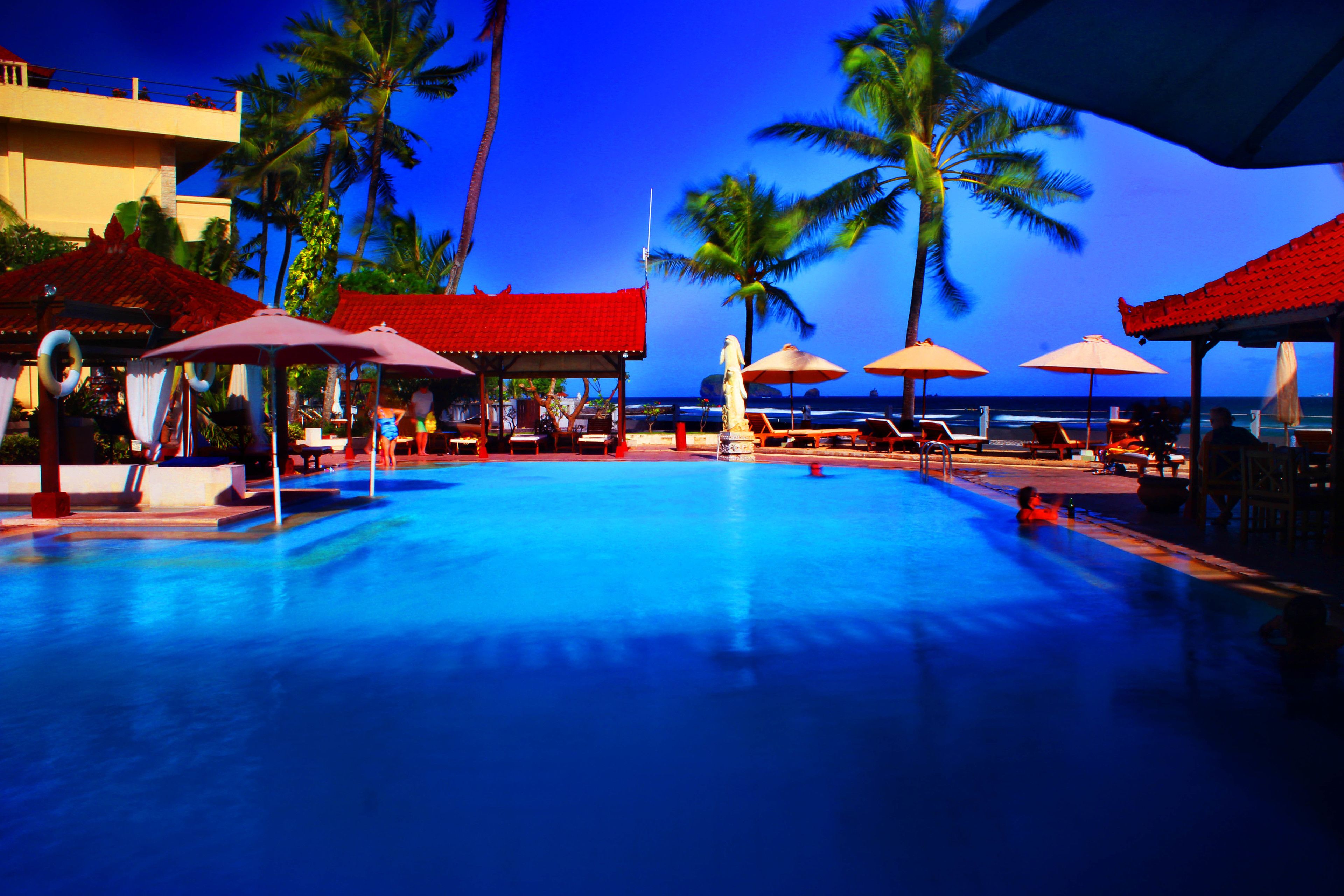 Utomhuspool och parasoller