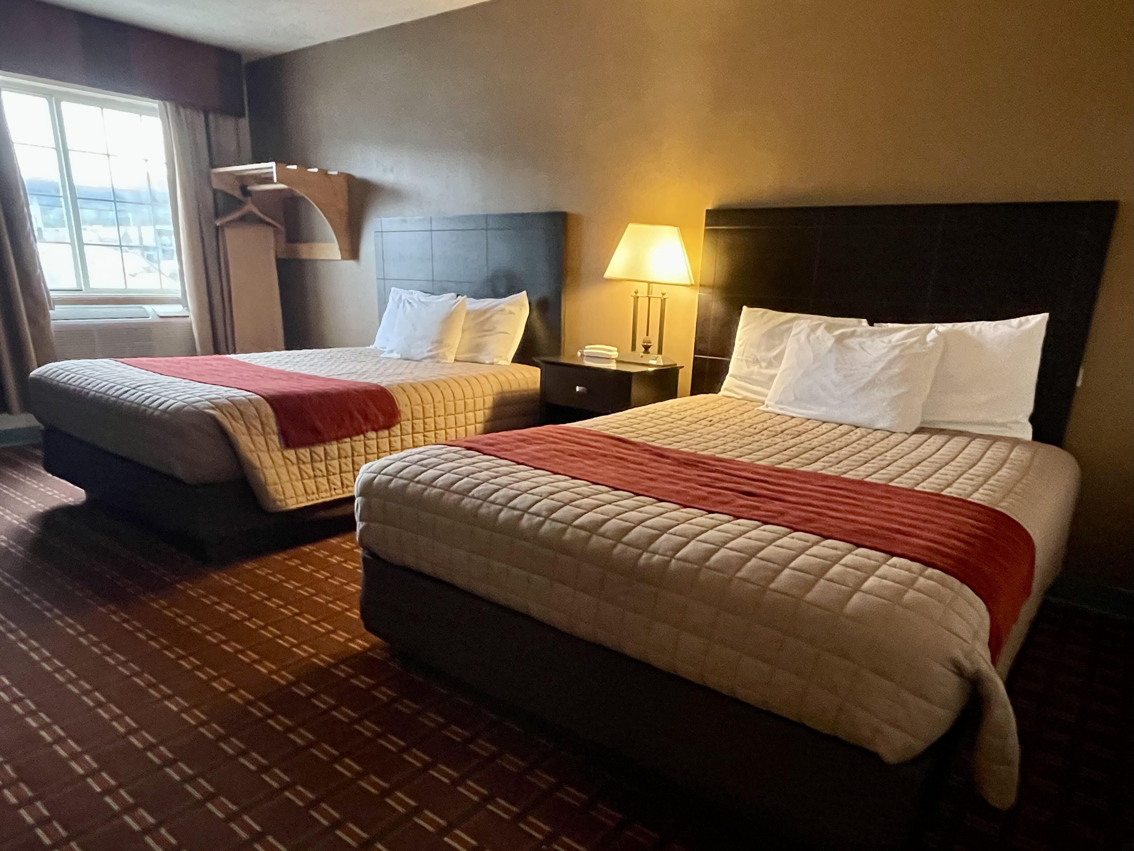 Dobbeltrom, 2 queensize-senger, ikke-røyk | Skrivebord, blendingsgardiner og barnesenger (inkludert)