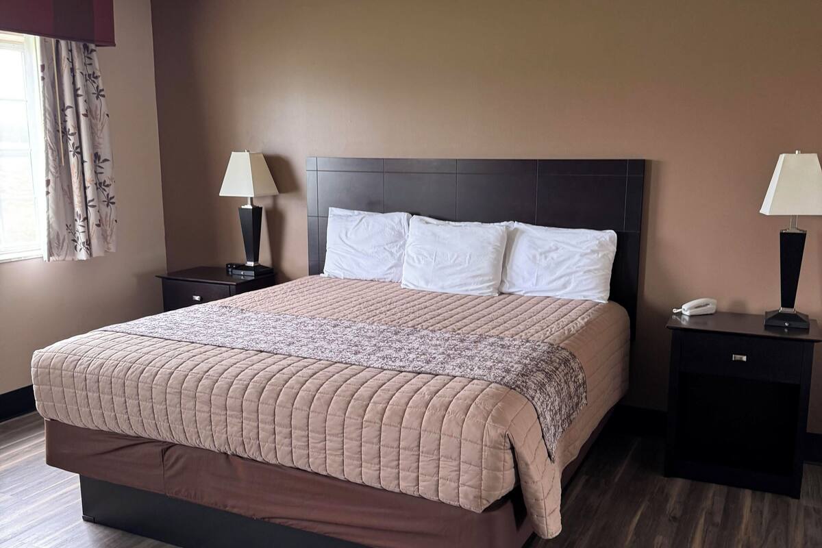 Suite, 1 King Bed, Non Smoking | Desk, blackout drapes, free cribs/infant beds, free WiFi