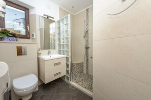 Chambre Double Confort, 1 grand lit, balcon, vue mer | Salle de bain | Douche, articles de toilette gratuits, sèche-cheveux