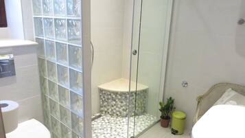 Dusche, kostenlose Toilettenartikel, Haartrockner