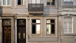 Un bâtiment à la façade recouverte de carreaux, doté d’un balcon avec des balustrades et d’une porte portant l’inscription « Casa do conto ».