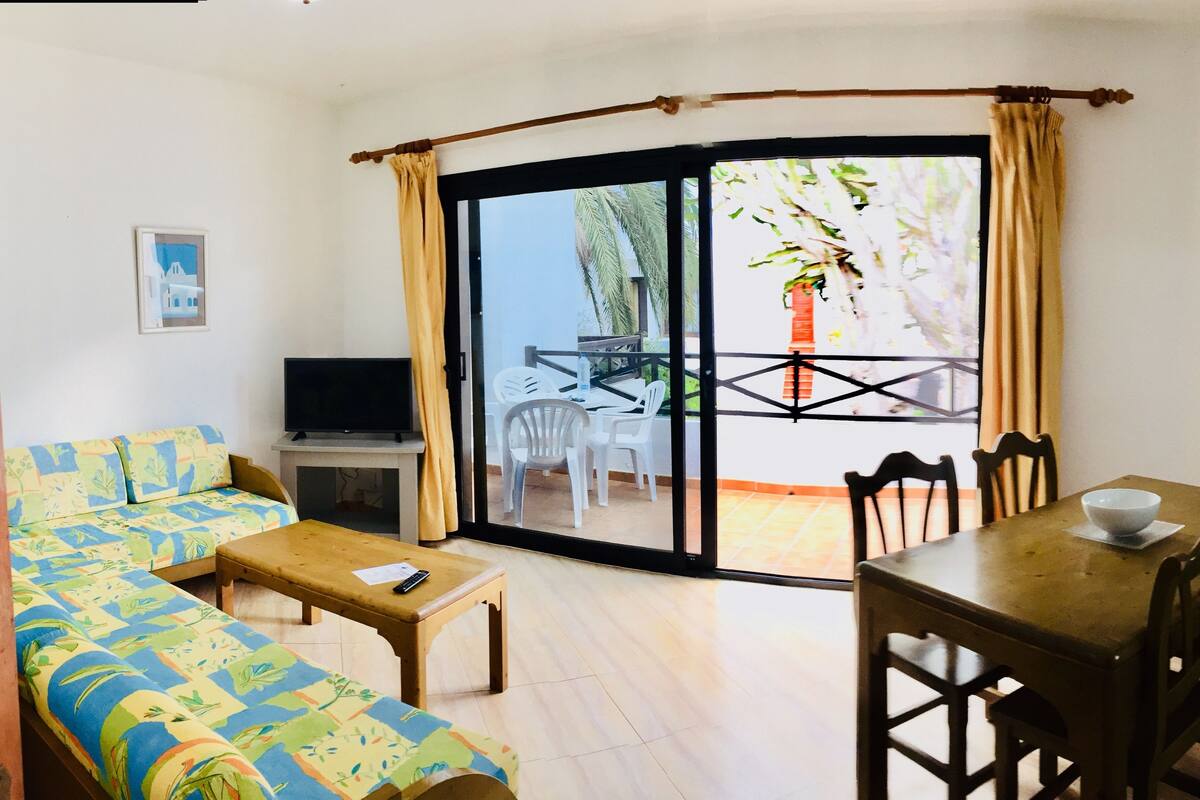 Leilighet, 2 soverom | Oppholdsområde | En 32-tommers LED-TV med Parabol-TV samt TV