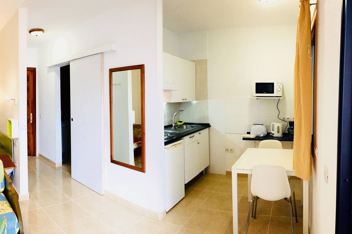 Studio, bassengutsikt | Spiseområde på rommet