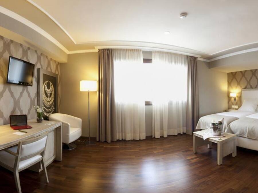 Superior dubbelrum | Sängtillbehör av högsta kvalitet, bäddmadrasser och minibar