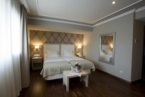 Double Room | Premium bedding, pillow-top beds, minibar, in-room safe - Hotel Os Olivos (Bergondo)