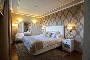 Habitación doble | Ropa de cama de alta calidad, colchones con acolchado adicional, minibar