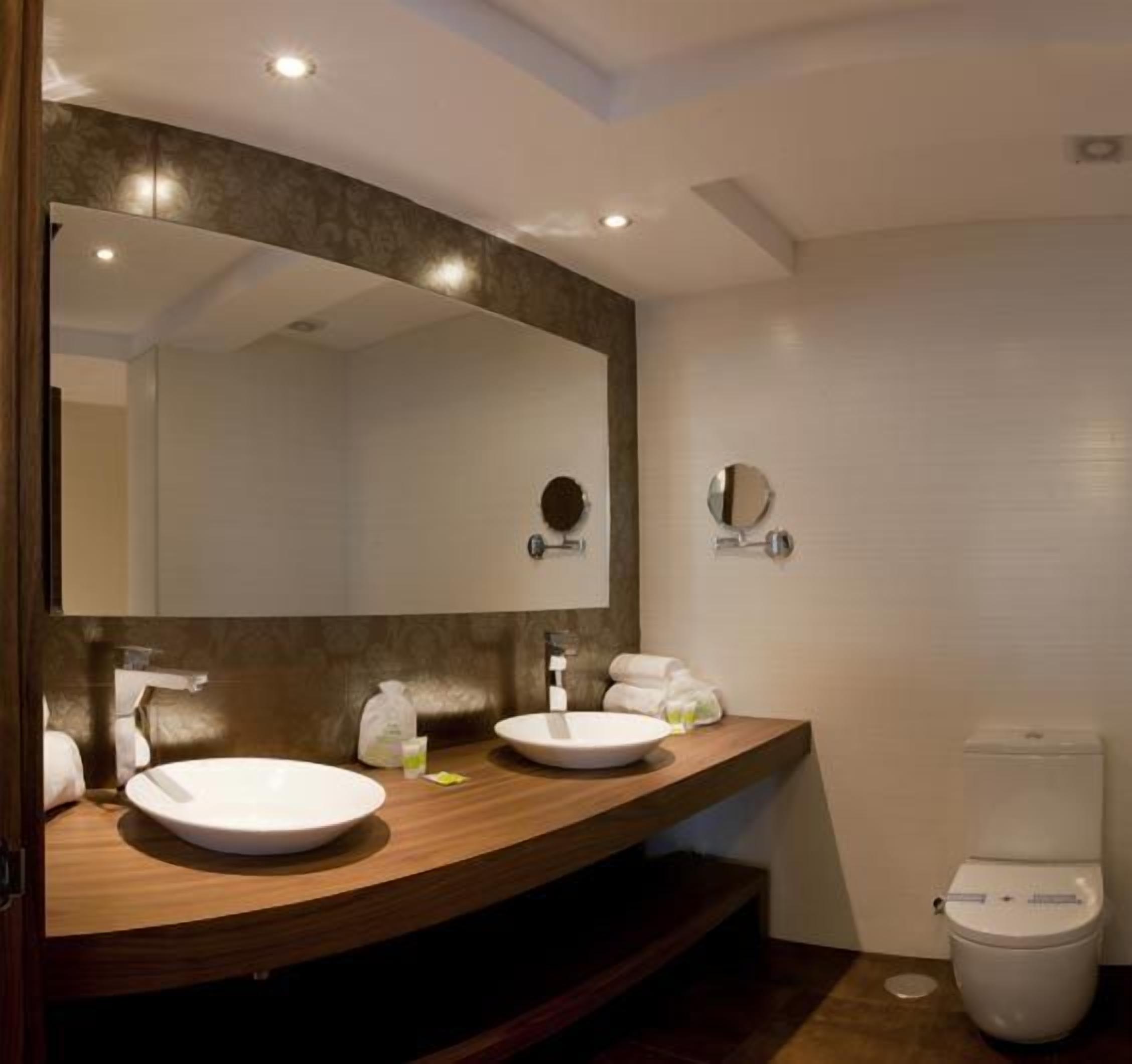 junior suite | bathroom | free toiletries, hair dryer, towels
