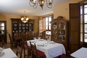 Tägliches kontinentales Frühstück (8 EUR pro Person)