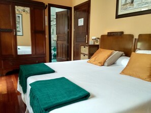 Standaard tweepersoonskamer | Een kluis op de kamer, individueel gedecoreerd, individueel gemeubileerd